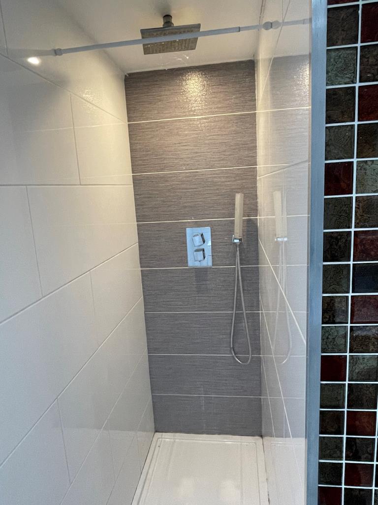 Lot: 64 - RECENTLY REFURBISHED SPLIT-LEVEL FLAT -